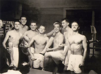 Amerikanische Soldaten in der Umkleidekabine, ca. 1942